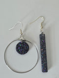 Boucles d'oreilles asymétriques argentées – Résine Noir Nuit Holographique