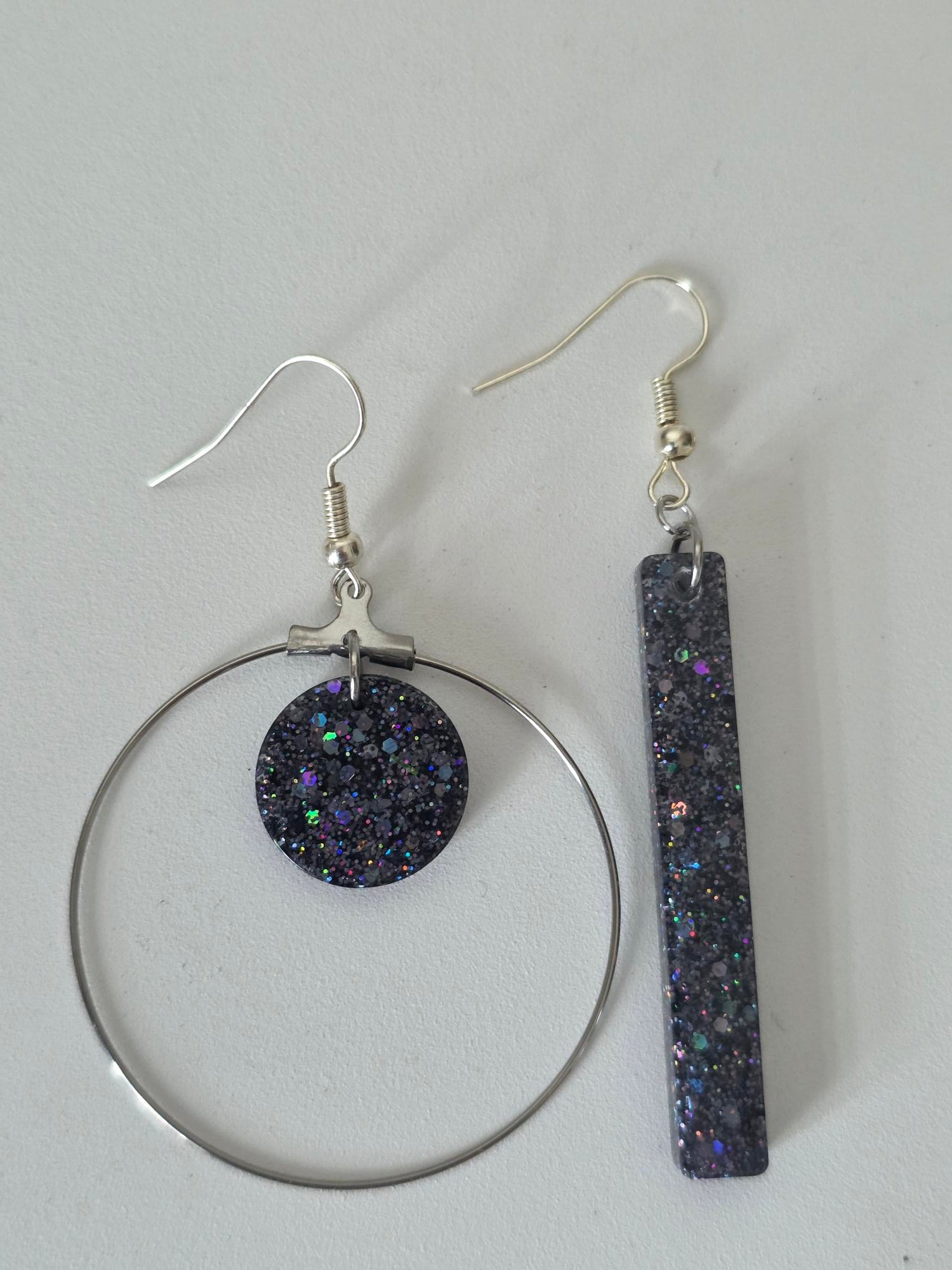 Boucles d'oreilles asymétriques argentées – Résine Noir Nuit Holographique