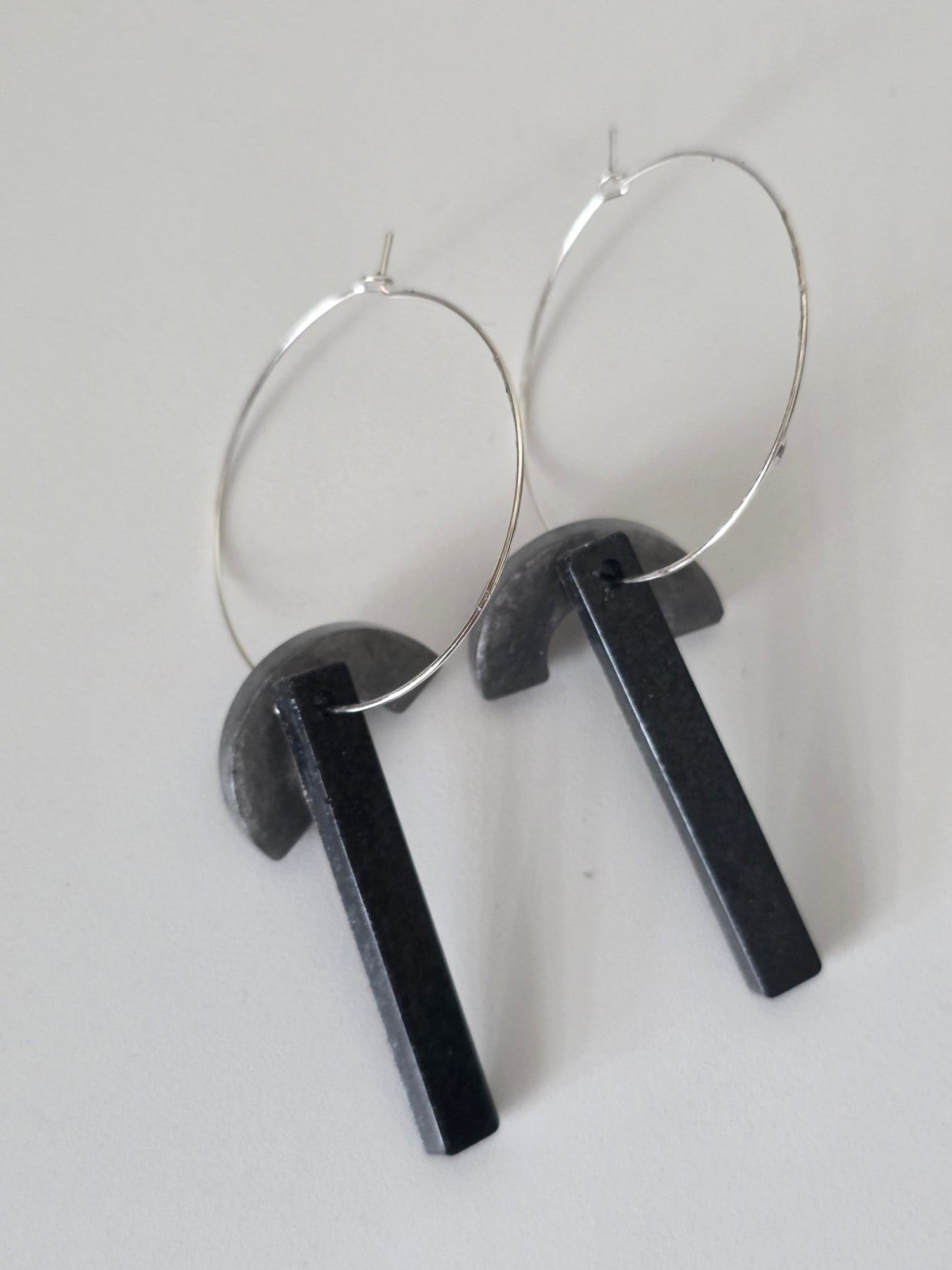 Boucles d'oreilles créoles argentées – Demi-Lune & Barre Argile Noire Mat
