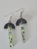 Boucles d'oreilles pendantes – Demi-Lune Noire & Barre Résine Confetti Vert Blanc Noir