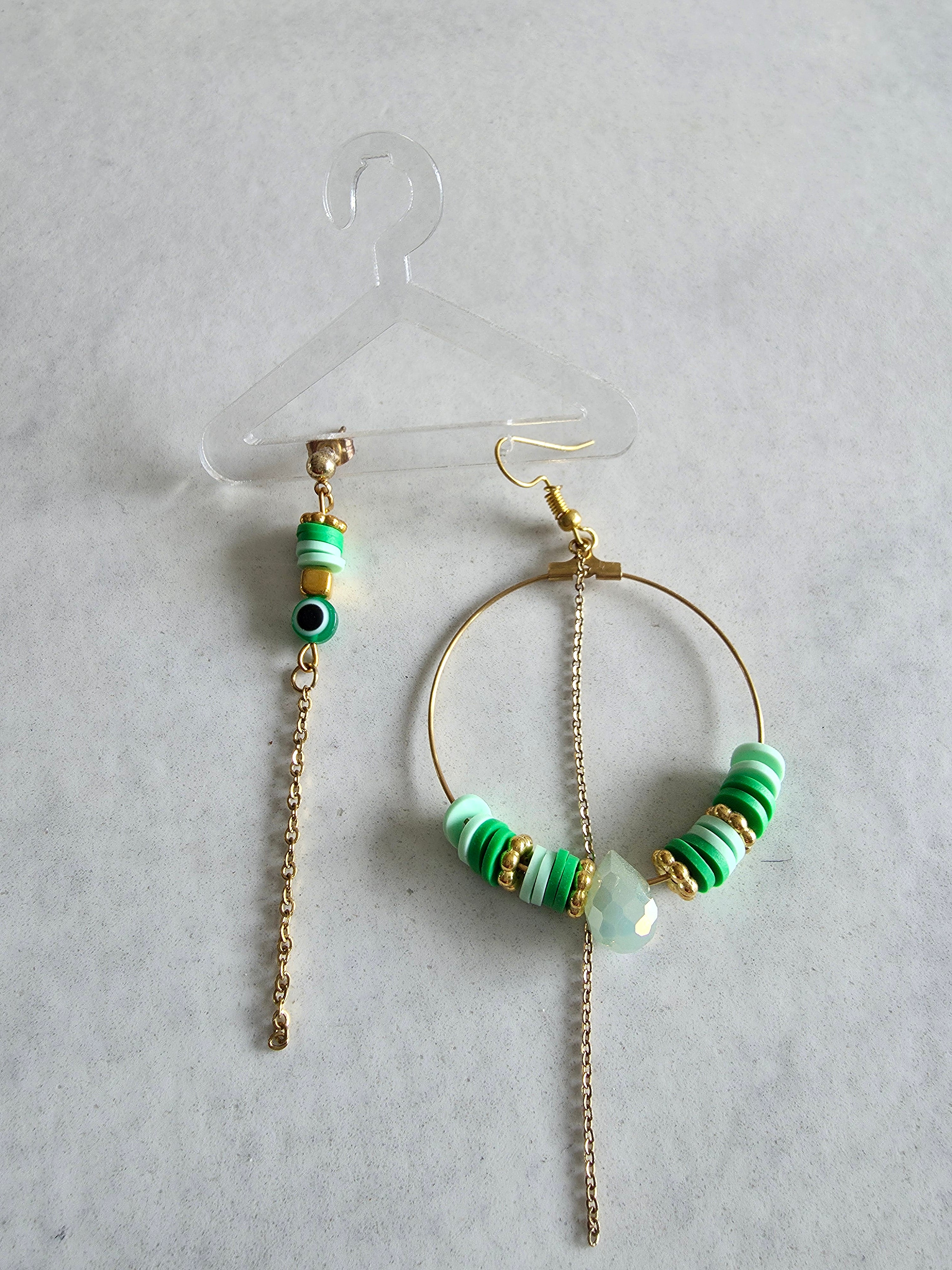 Boucles d'oreilles asymétriques – Heishi & Créole dorée Jade