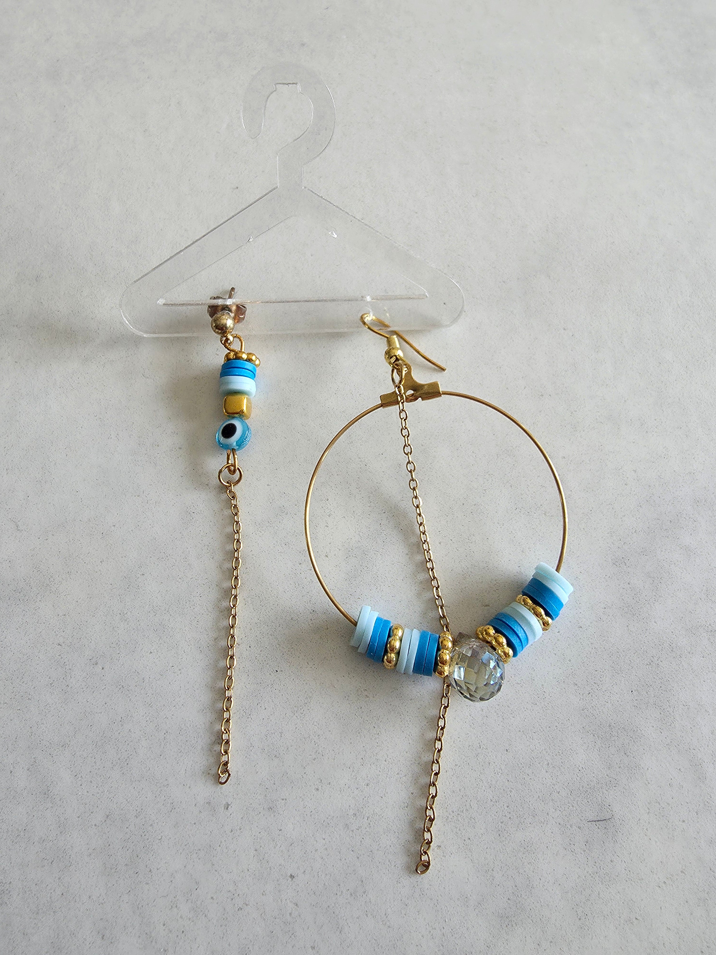 Boucles d'oreilles asymétriques – Heishi & Créole dorée Azur