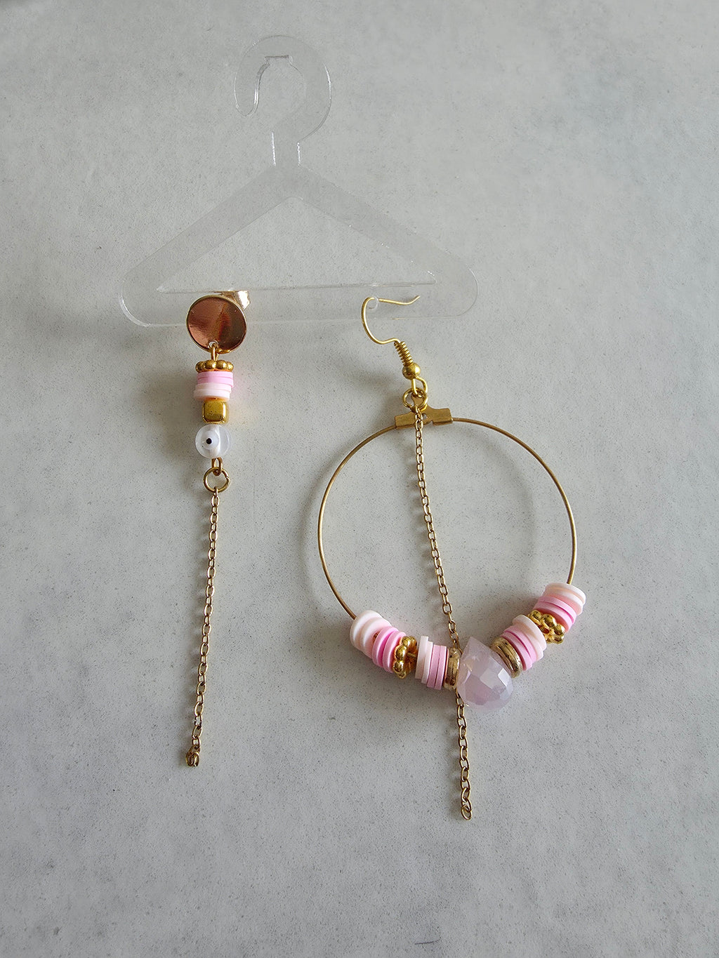 Boucles d'oreilles asymétriques – Heishi & Créole dorée Rose Poudré