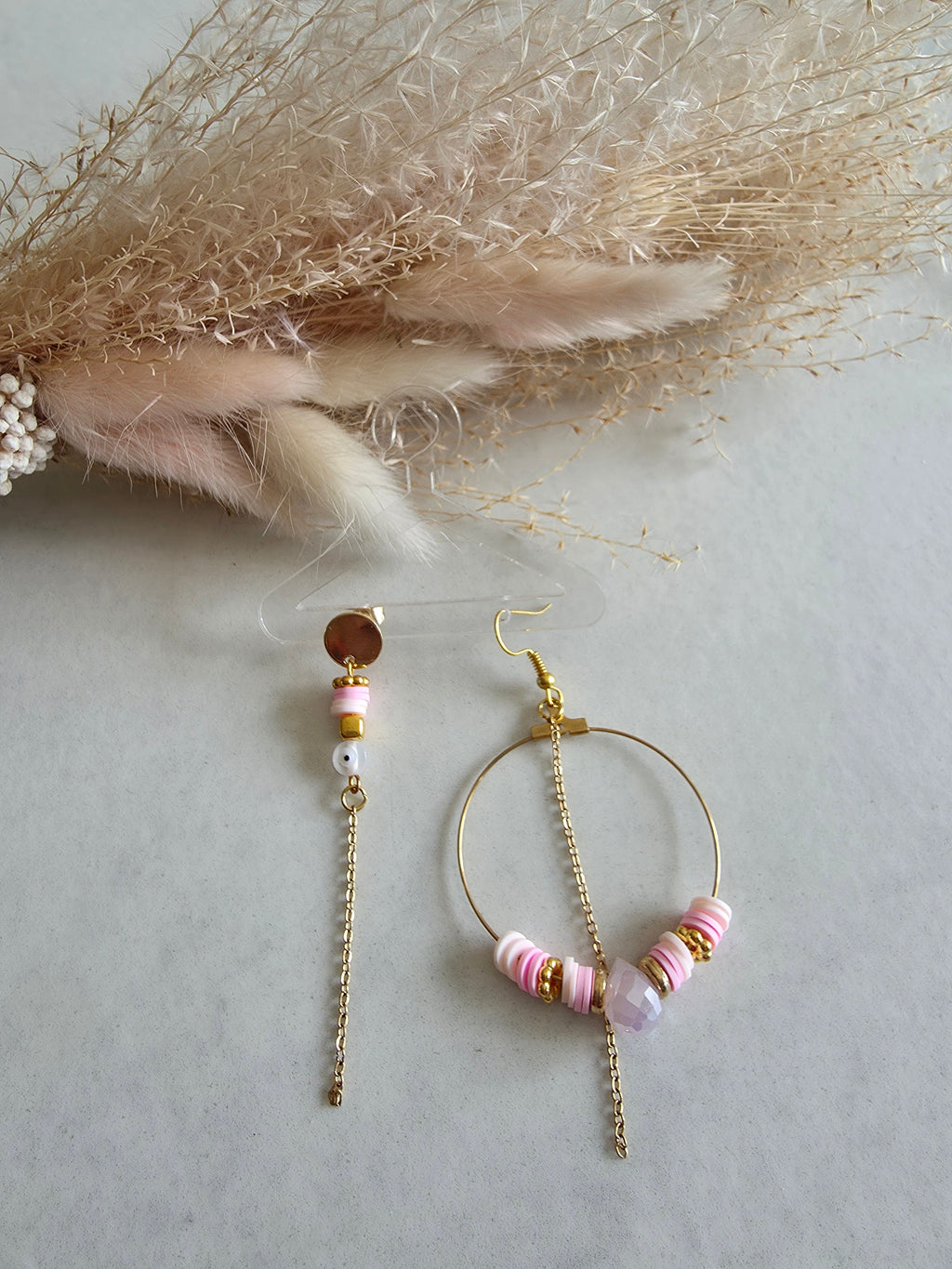 Boucles d'oreilles asymétriques – Heishi & Créole dorée Rose Poudré