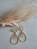 Boucles d'oreilles pendantes – Feuilles dorées & Goutte de cristal champagne