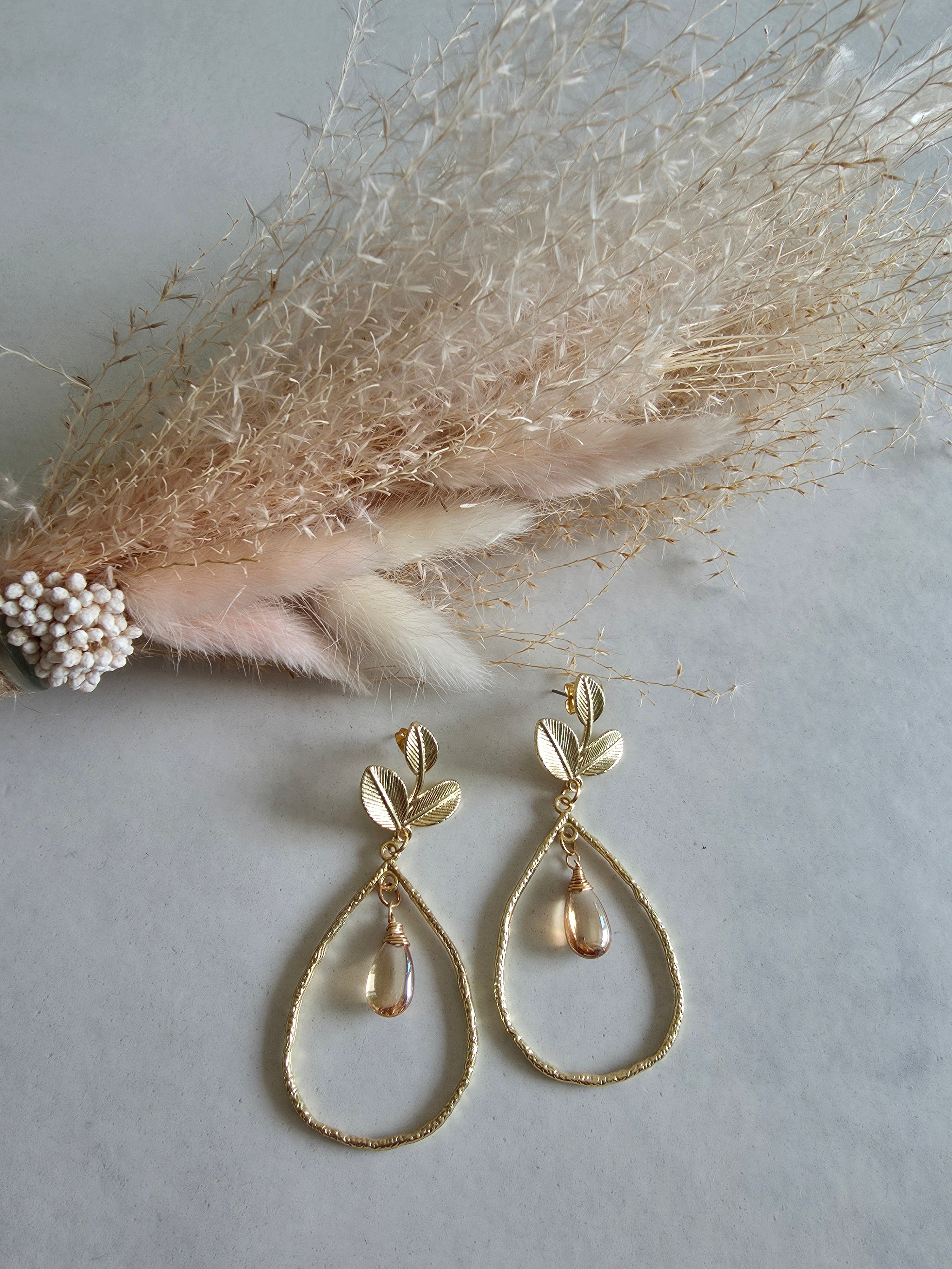 Boucles d'oreilles pendantes – Feuilles dorées & Goutte de cristal champagne