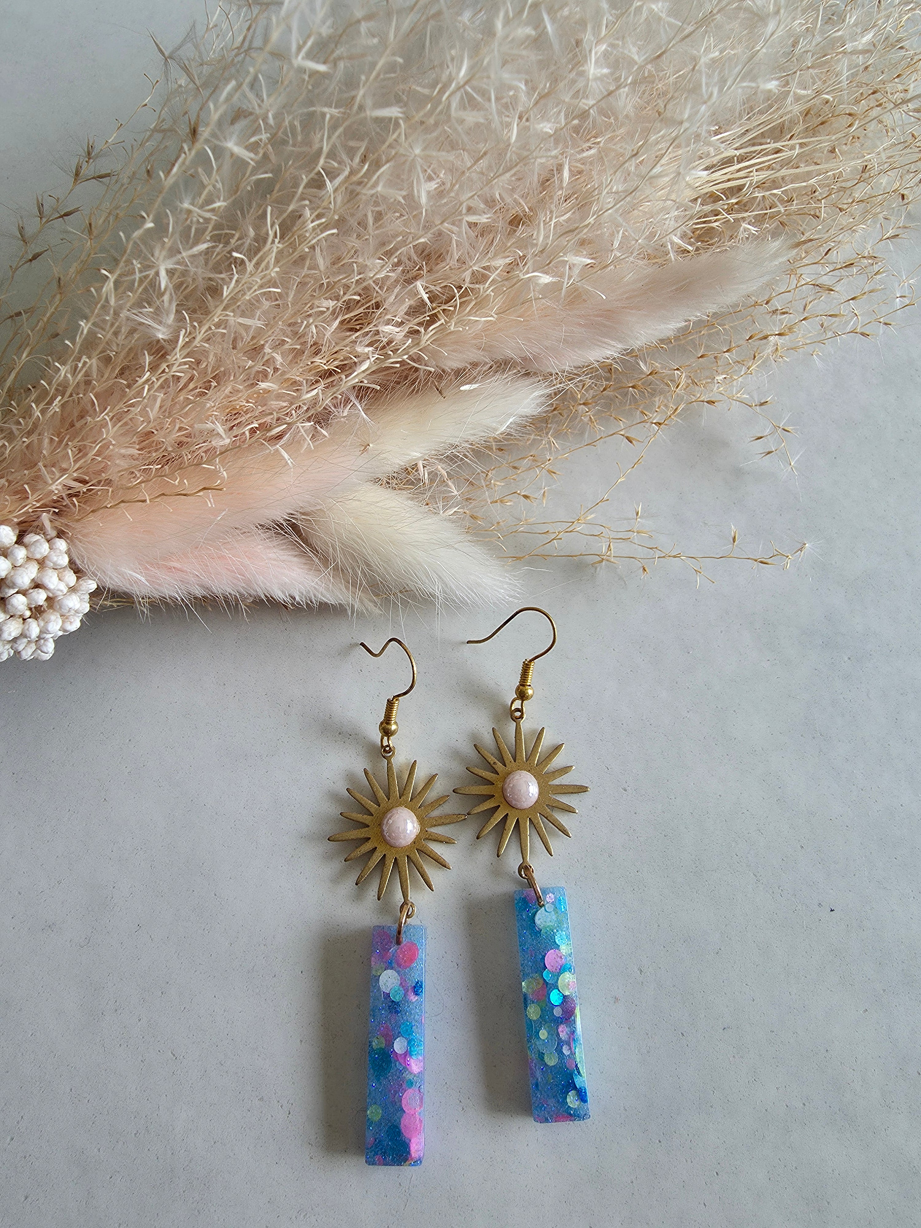 Boucles d'oreilles pendantes – Soleil doré & Résine Galaxy