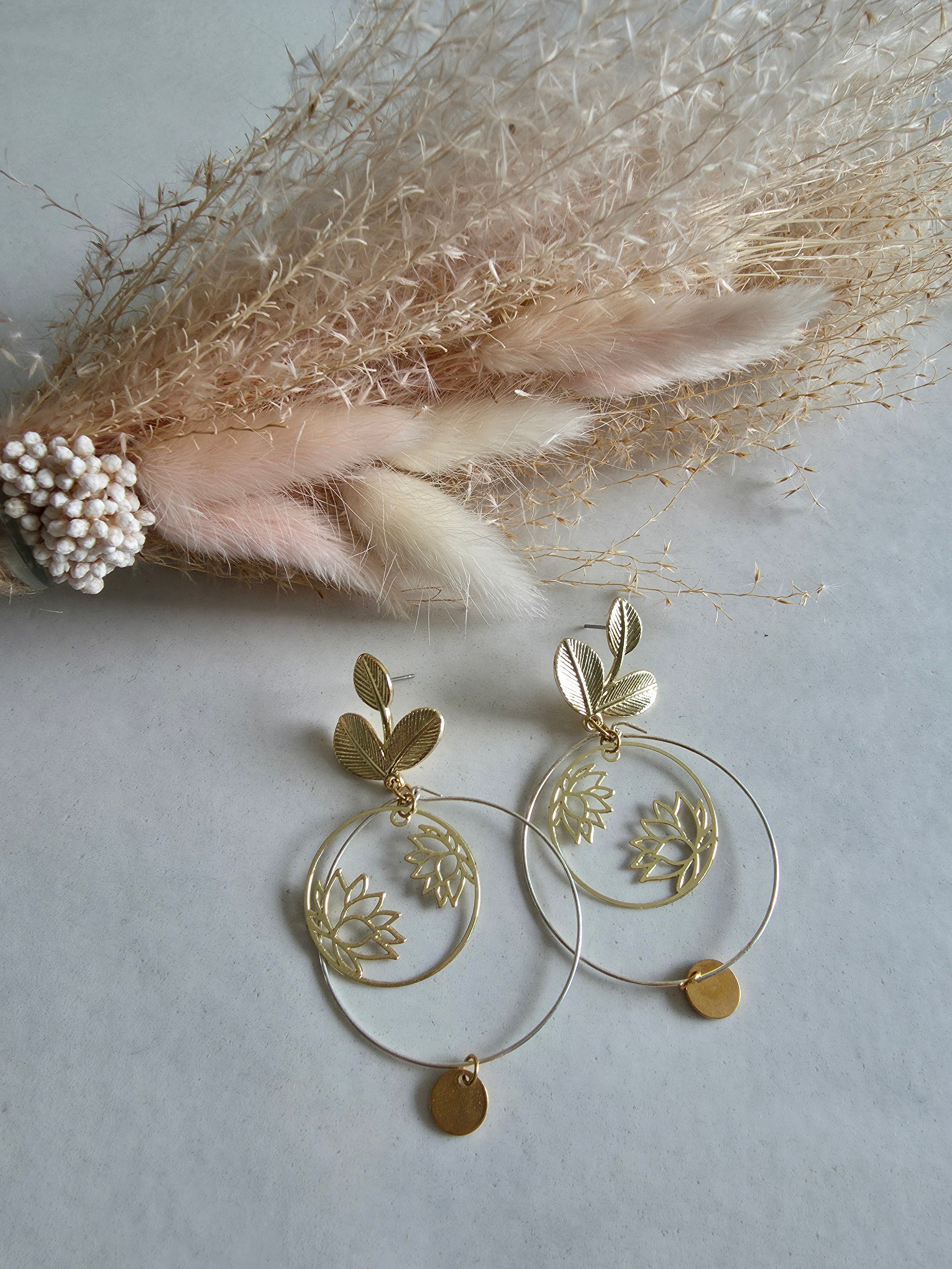 Boucles d'oreilles pendantes – Feuilles dorées & Lotus double cercle