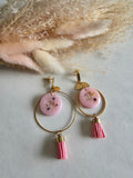 Boucles d'oreilles asymétriques – Disque polymère rose, Créole dorée & Pompon