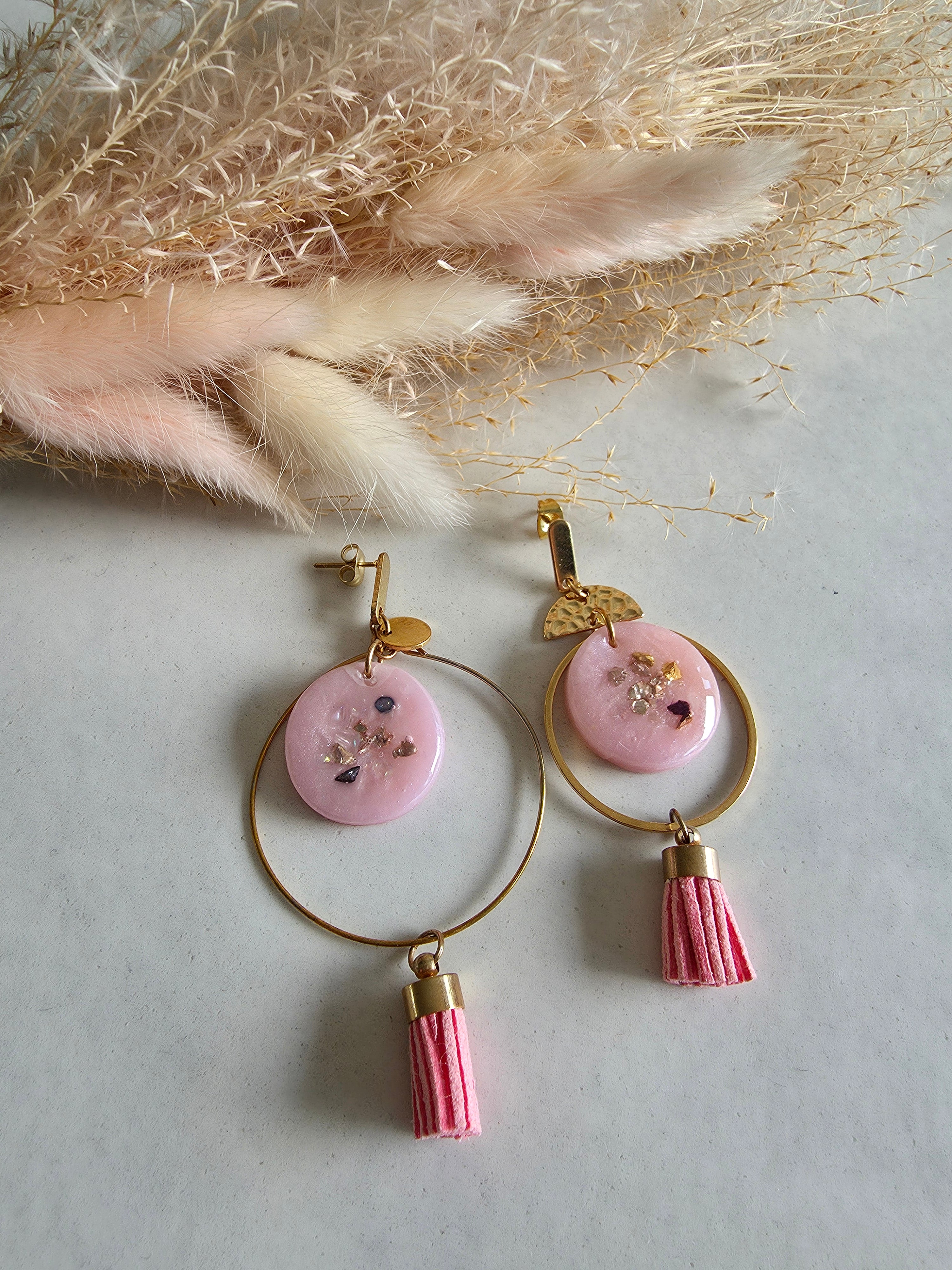 Boucles d'oreilles asymétriques – Disque polymère rose, Créole dorée & Pompon