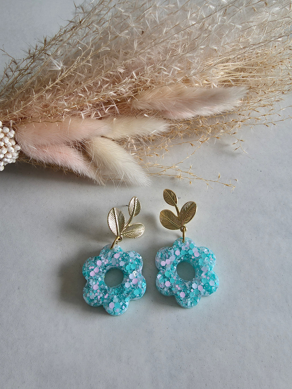 Boucles d'oreilles pendantes – Fleur résine Turquoise Paillettes & Feuilles dorées