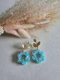 Boucles d'oreilles pendantes – Fleur résine Turquoise Paillettes & Feuilles dorées