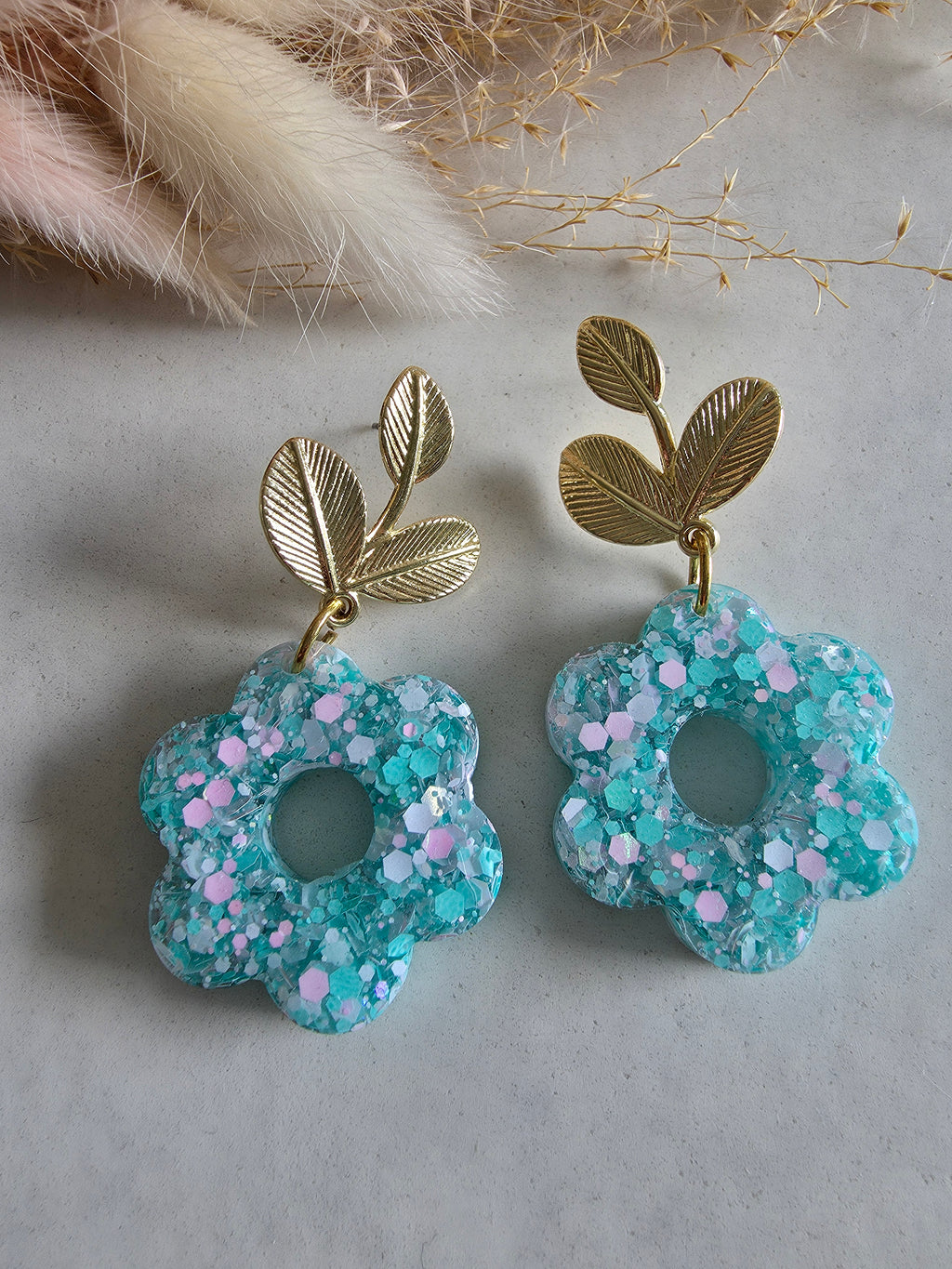 Boucles d'oreilles pendantes – Fleur résine Turquoise Paillettes & Feuilles dorées