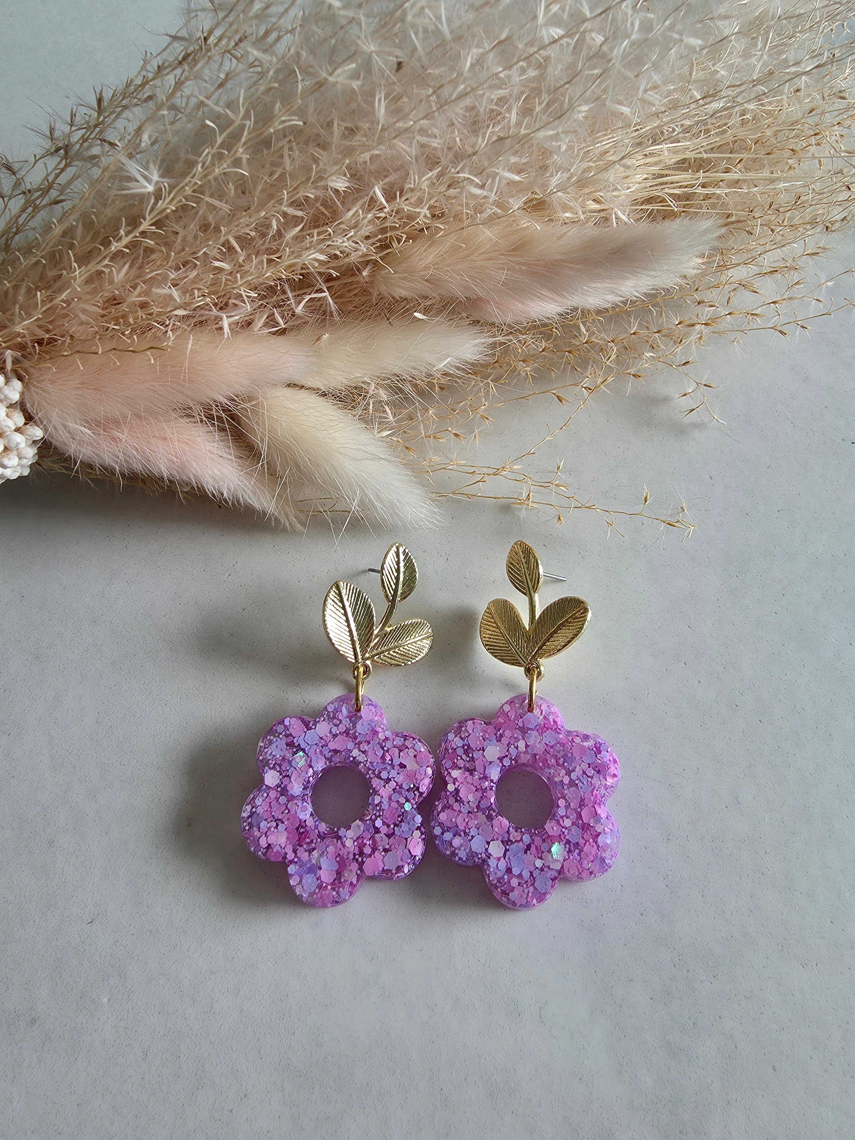 Boucles d'oreilles pendantes – Fleur résine Lilas Paillettes & Feuilles dorées