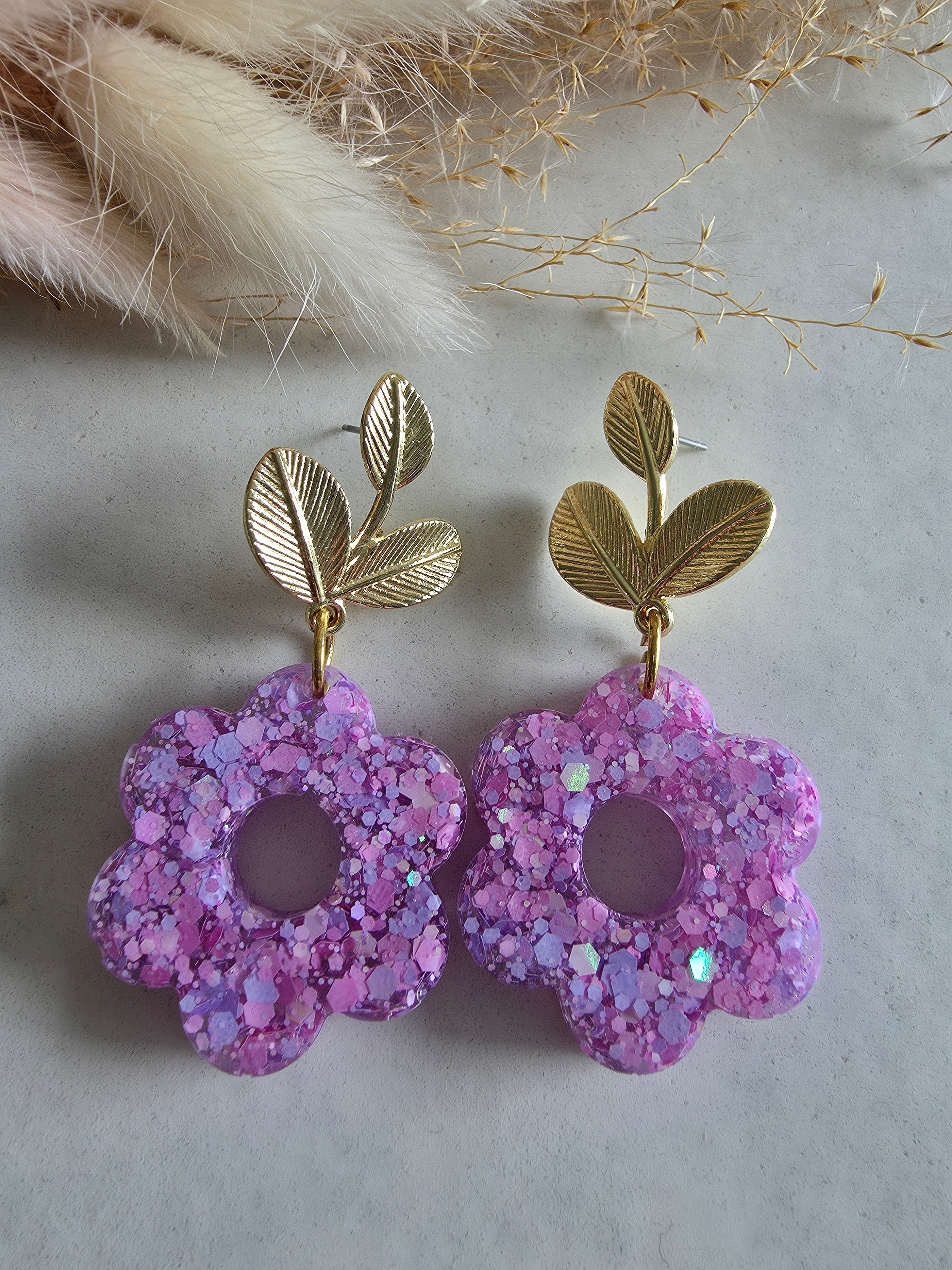 Boucles d'oreilles pendantes – Fleur résine Lilas Paillettes & Feuilles dorées