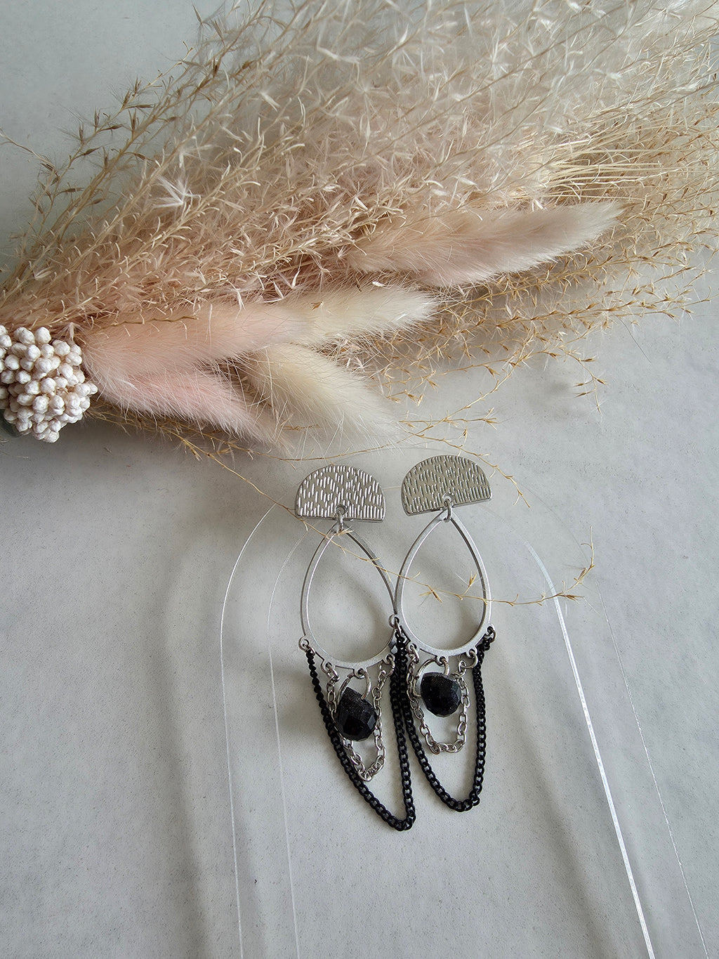 Boucles d'oreilles chandelier – Demi-lune argentée, Pierre noire & Chaînes bicolores