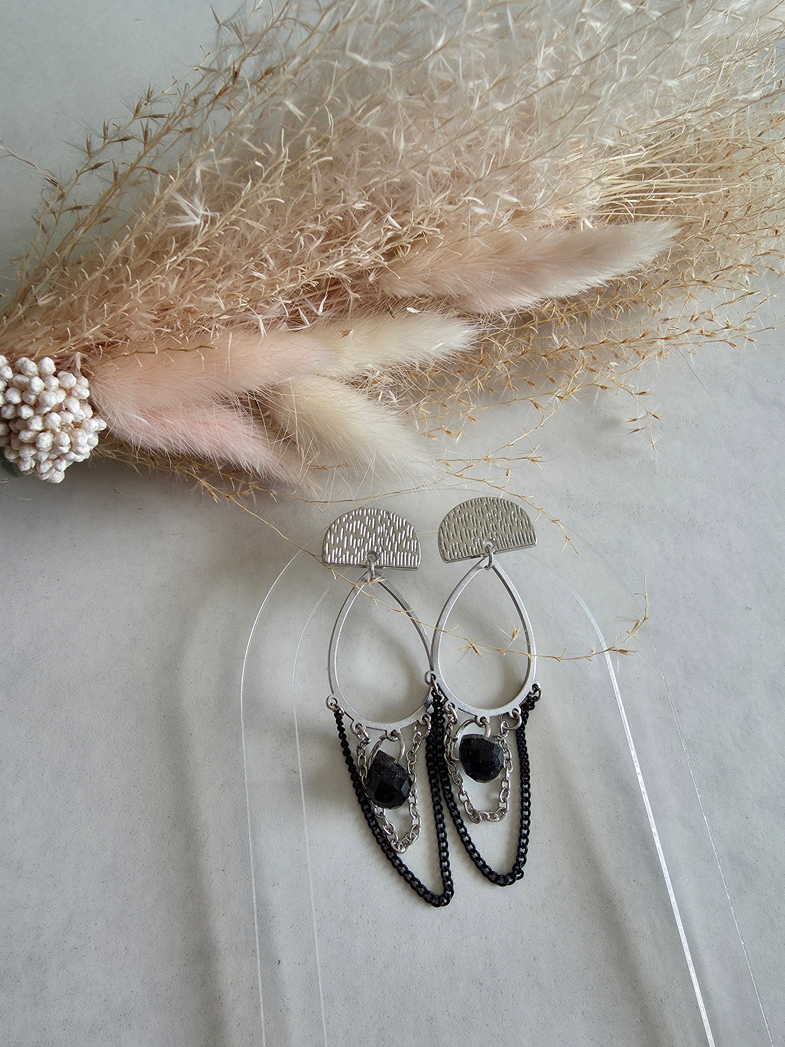 Boucles d'oreilles chandelier – Demi-lune argentée, Pierre noire & Chaînes bicolores