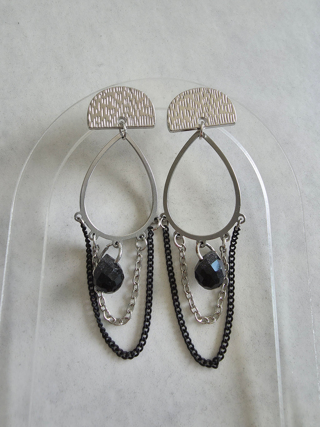 Boucles d'oreilles chandelier – Demi-lune argentée, Pierre noire & Chaînes bicolores