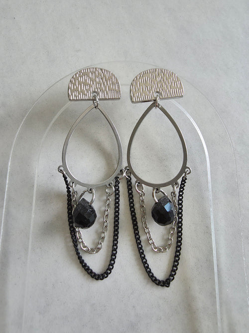 Boucles d'oreilles chandelier – Demi-lune argentée, Pierre noire & Chaînes bicolores