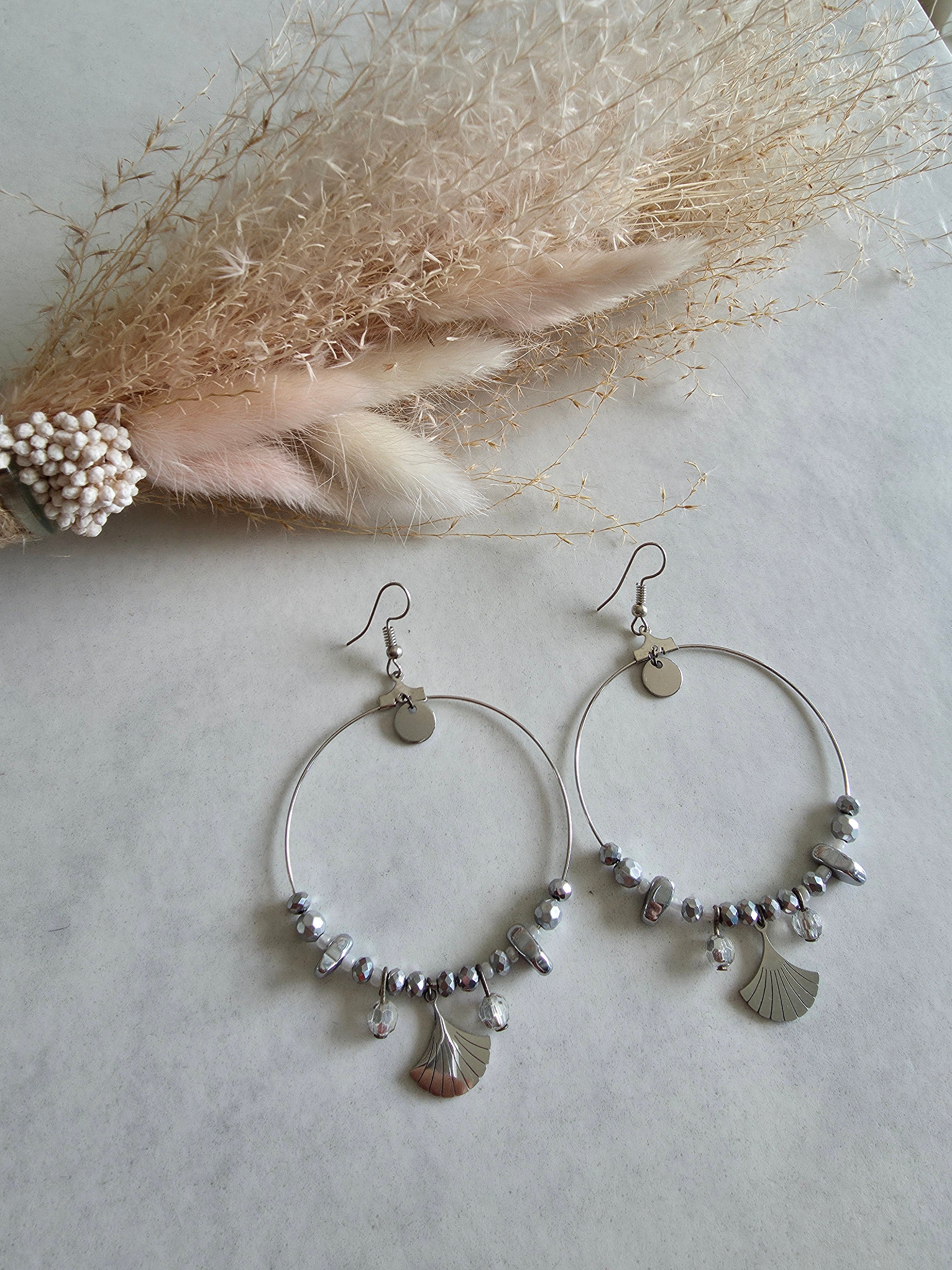 Boucles d'oreilles grandes créoles – Perles argentées & Breloque Ginkgo