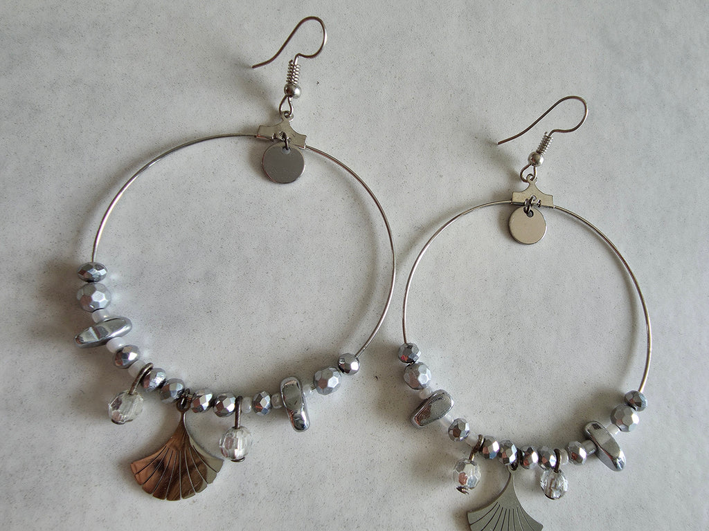Boucles d'oreilles grandes créoles – Perles argentées & Breloque Ginkgo