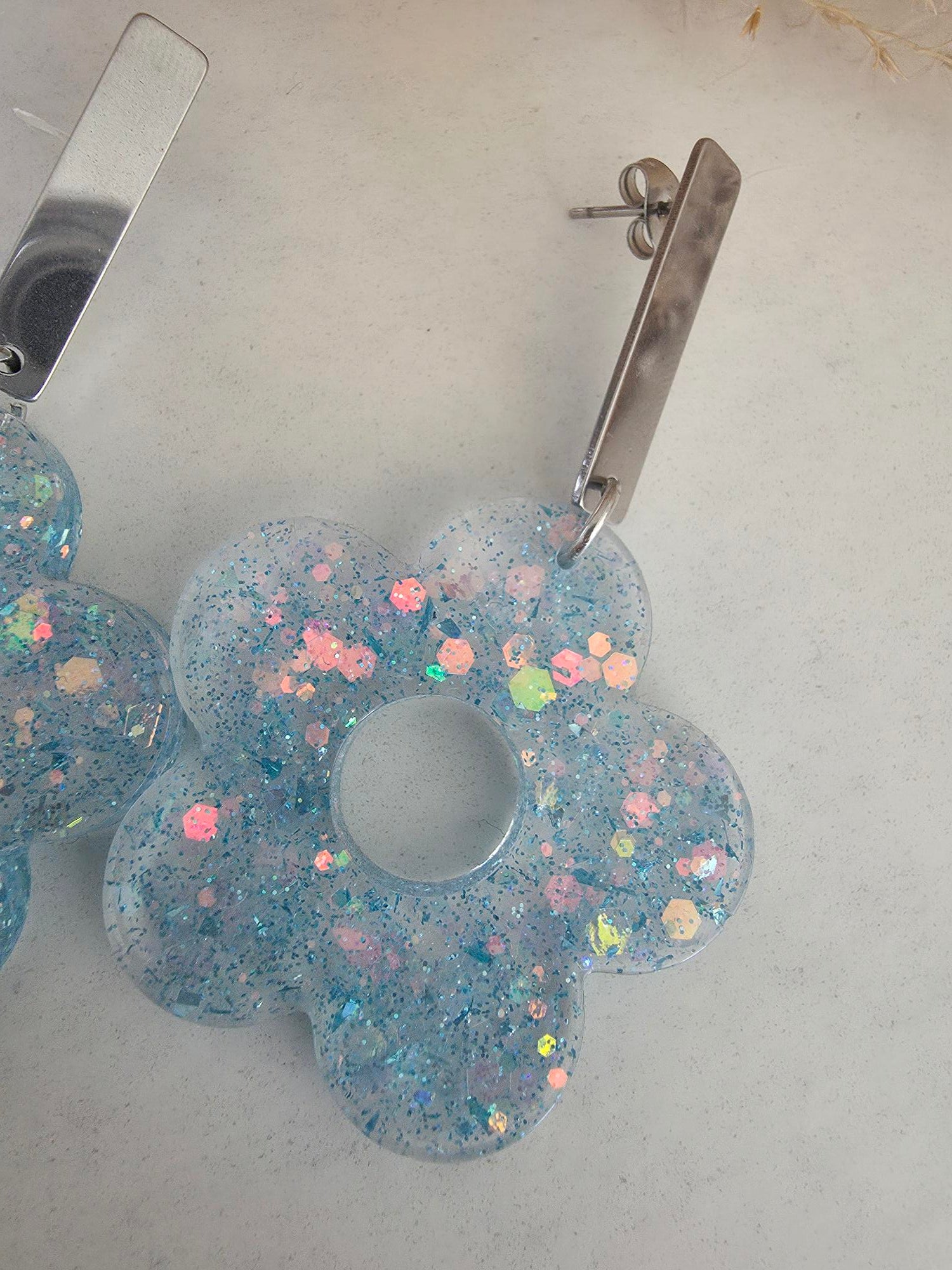 Boucles d'oreilles fleurs pailletées – Résine & Acier inoxydable