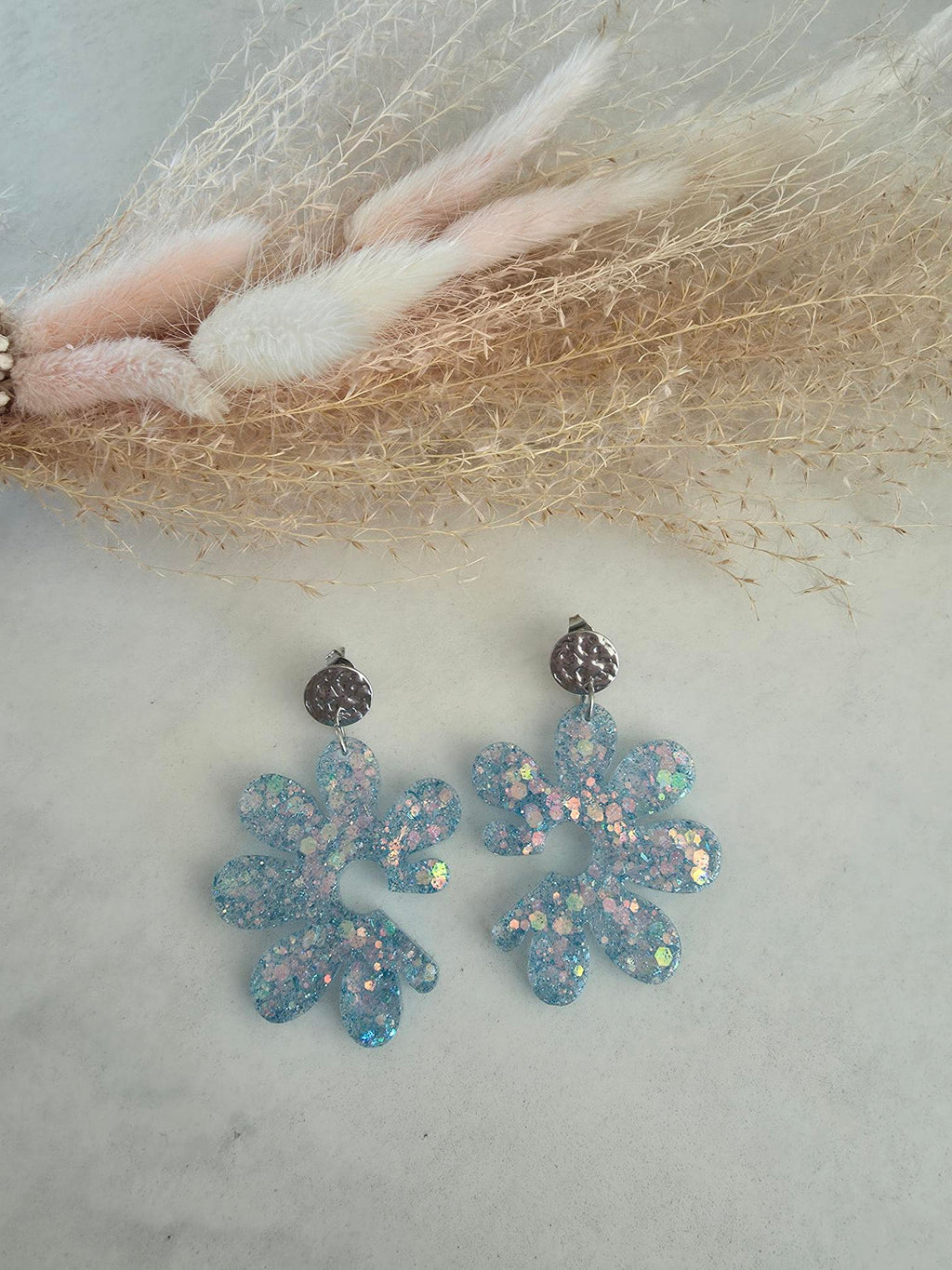 Boucles d'oreilles grandes fleurs pailletées – Résine & Acier inoxydable