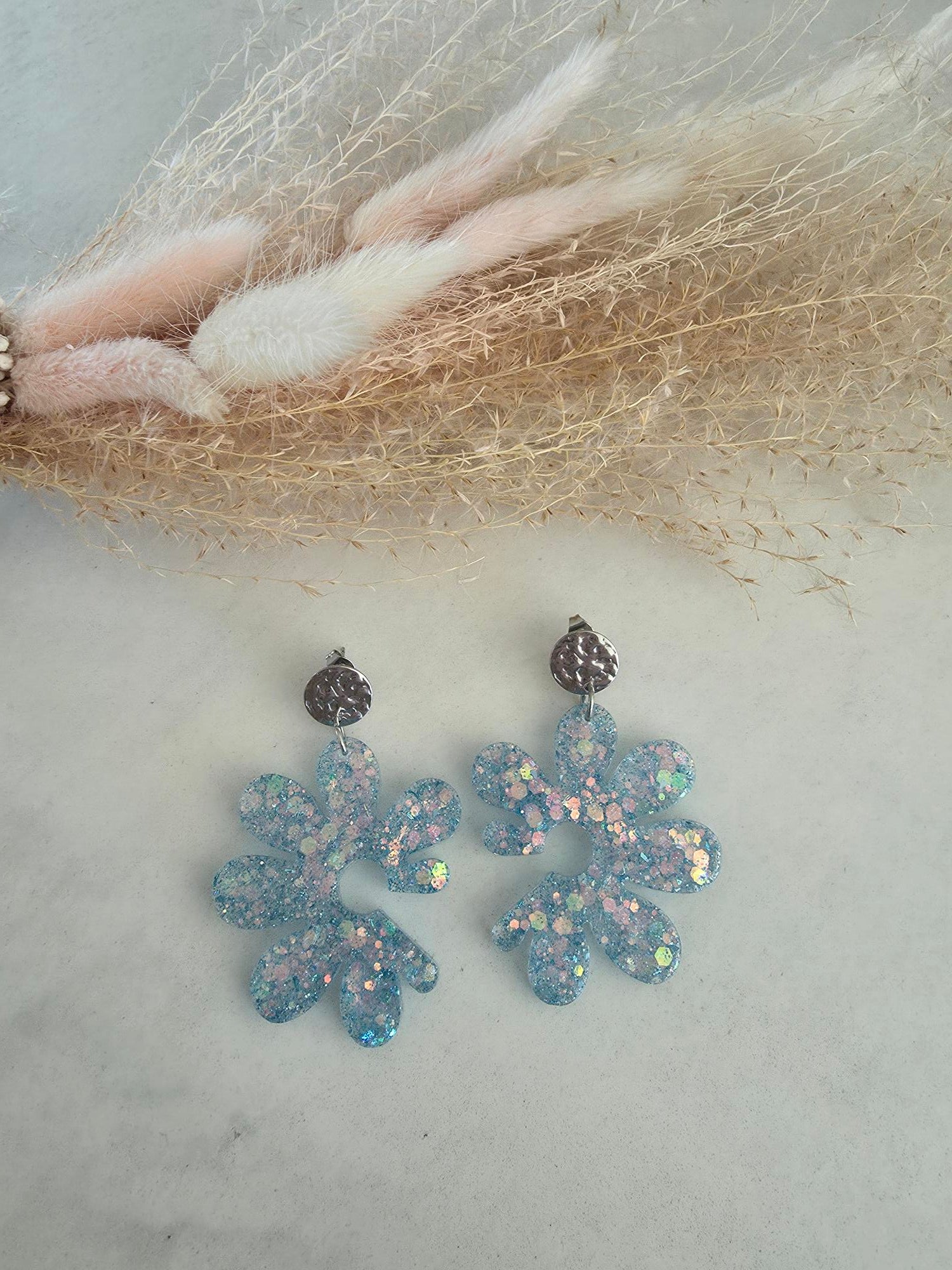 Boucles d'oreilles grandes fleurs pailletées – Résine & Acier inoxydable