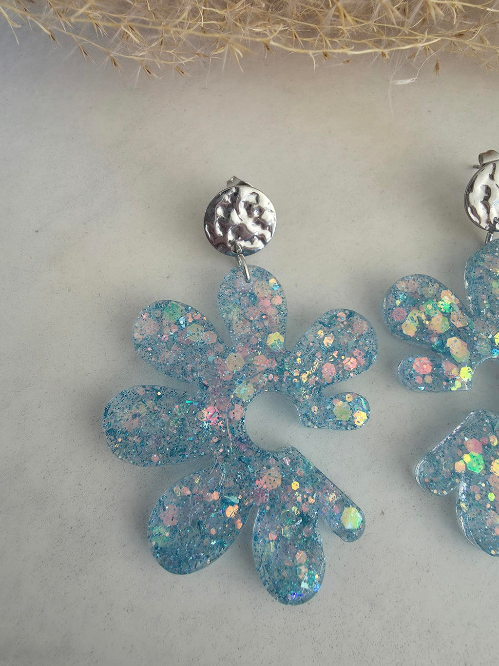 Boucles d'oreilles grandes fleurs pailletées – Résine & Acier inoxydable