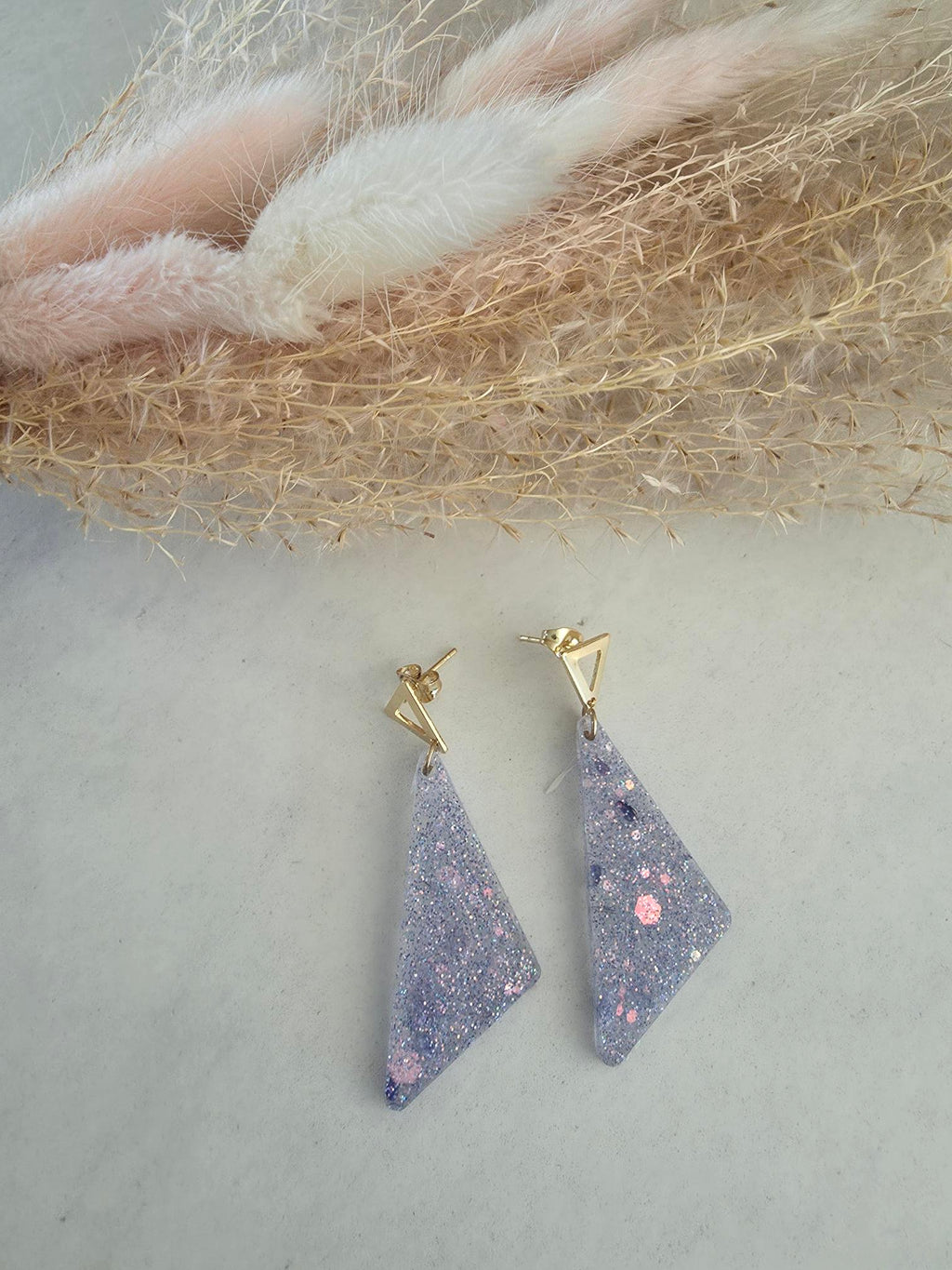 Boucles d'oreilles triangles pailletées – Résine & Acier inoxydable doré