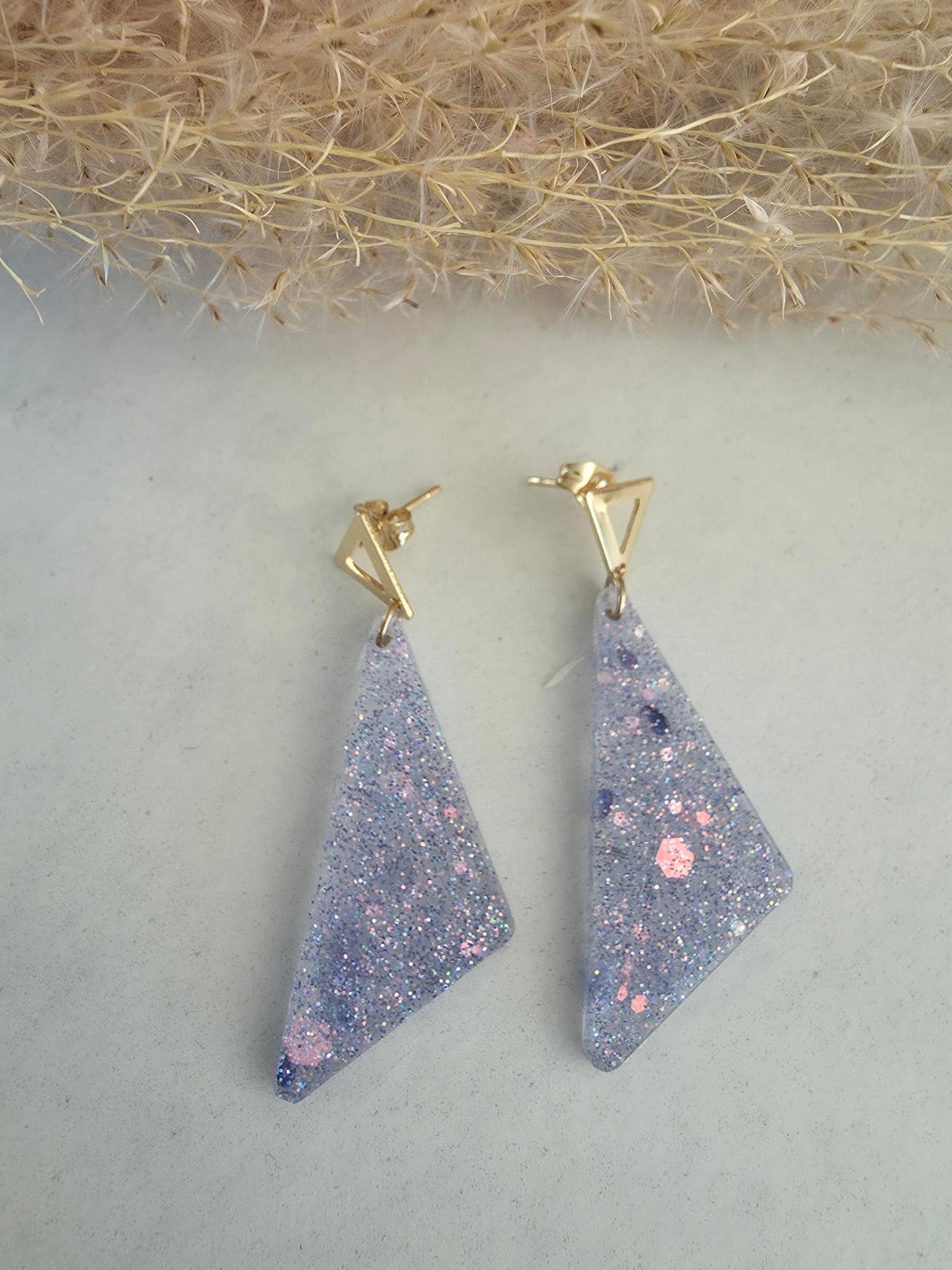 Boucles d'oreilles triangles pailletées – Résine & Acier inoxydable doré
