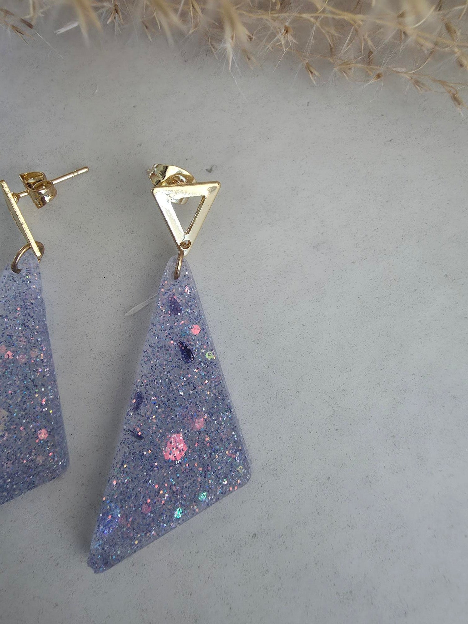Boucles d'oreilles triangles pailletées – Résine & Acier inoxydable doré