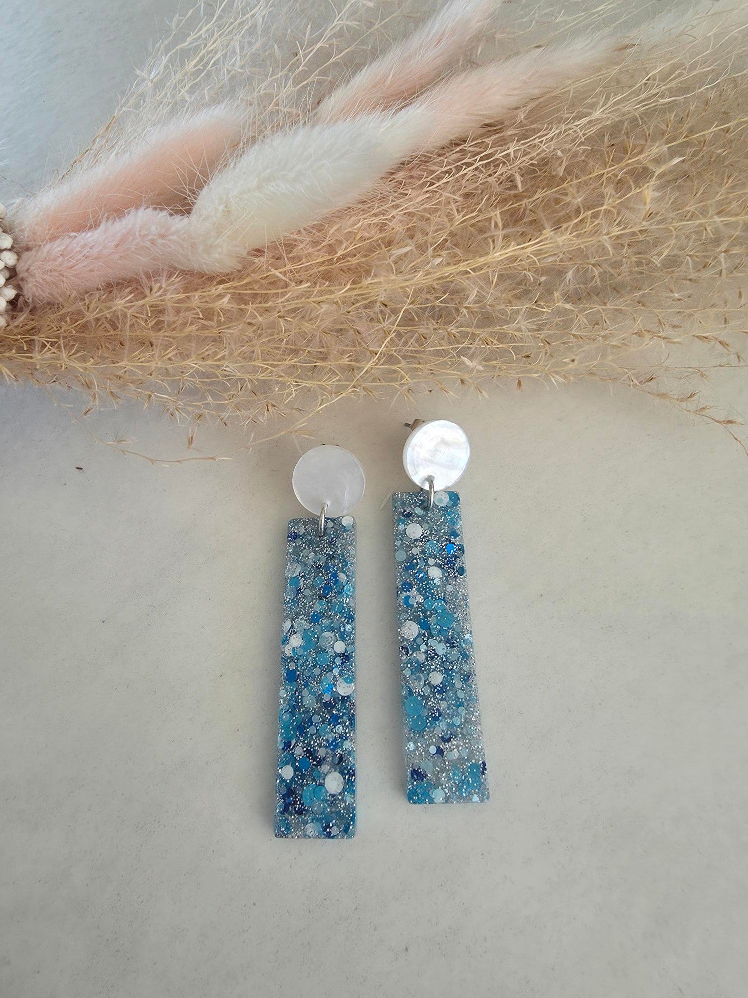 Boucles d'oreilles barres résine confettis bleu & argenté – Puce nacre