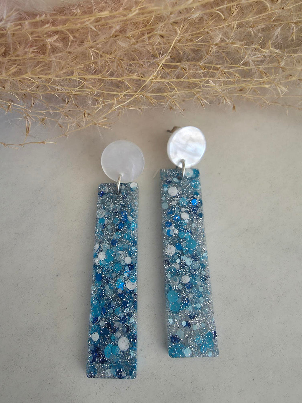 Boucles d'oreilles barres résine confettis bleu & argenté – Puce nacre