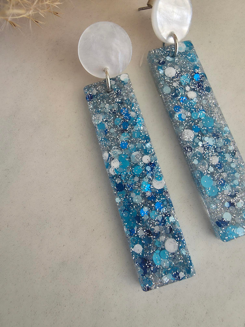 Boucles d'oreilles barres résine confettis bleu & argenté – Puce nacre