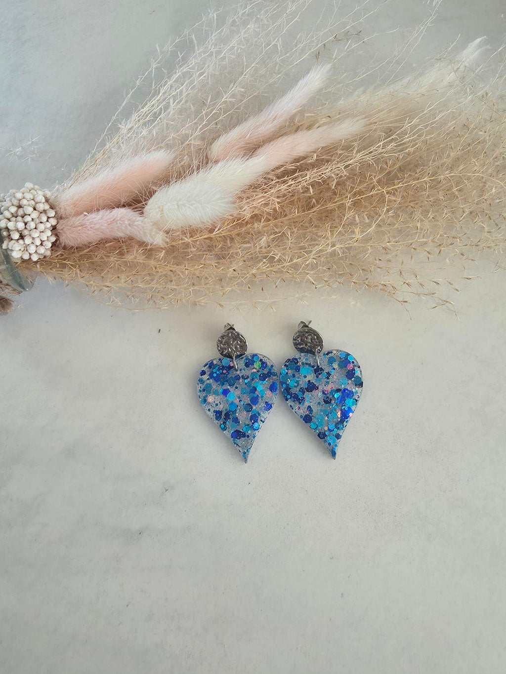 Boucles d'oreilles cœurs résine paillettes bleu holographique – Puce ronde martelée argentée