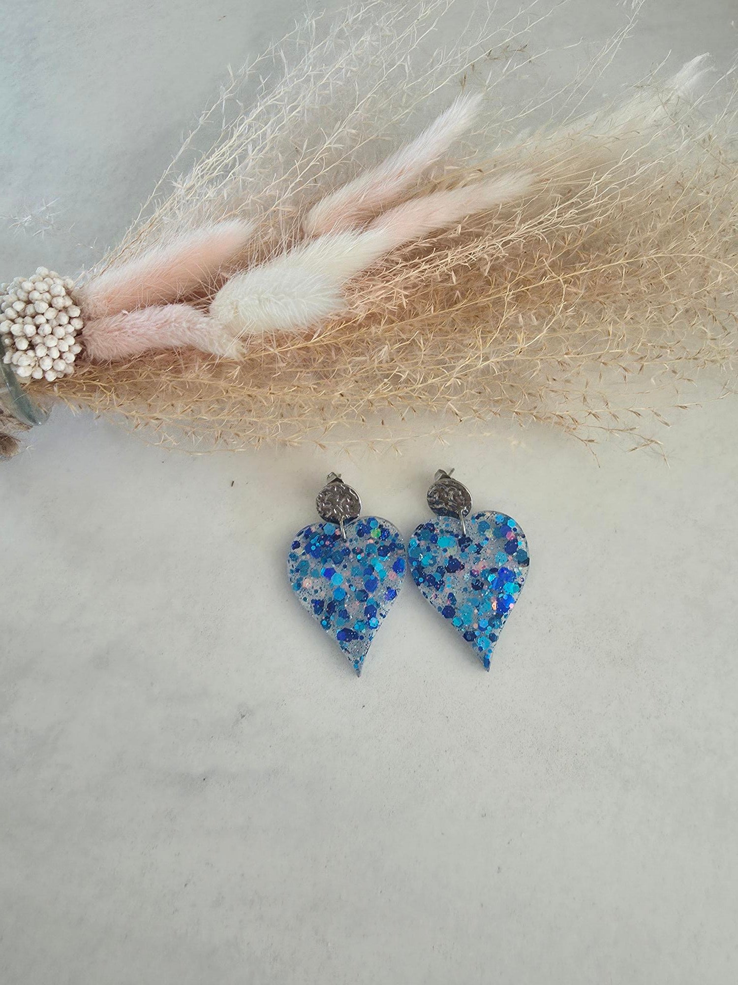 Boucles d'oreilles cœurs résine paillettes bleu holographique – Puce ronde martelée argentée