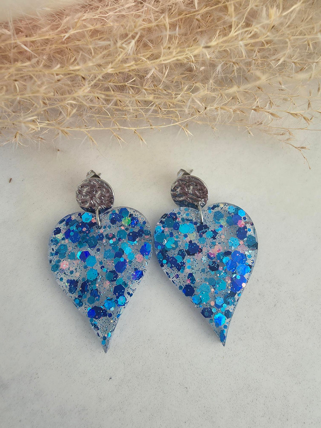 Boucles d'oreilles cœurs résine paillettes bleu holographique – Puce ronde martelée argentée