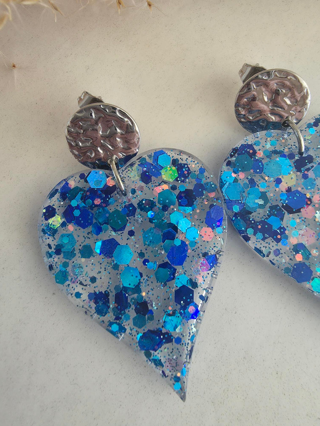 Boucles d'oreilles cœurs résine paillettes bleu holographique – Puce ronde martelée argentée