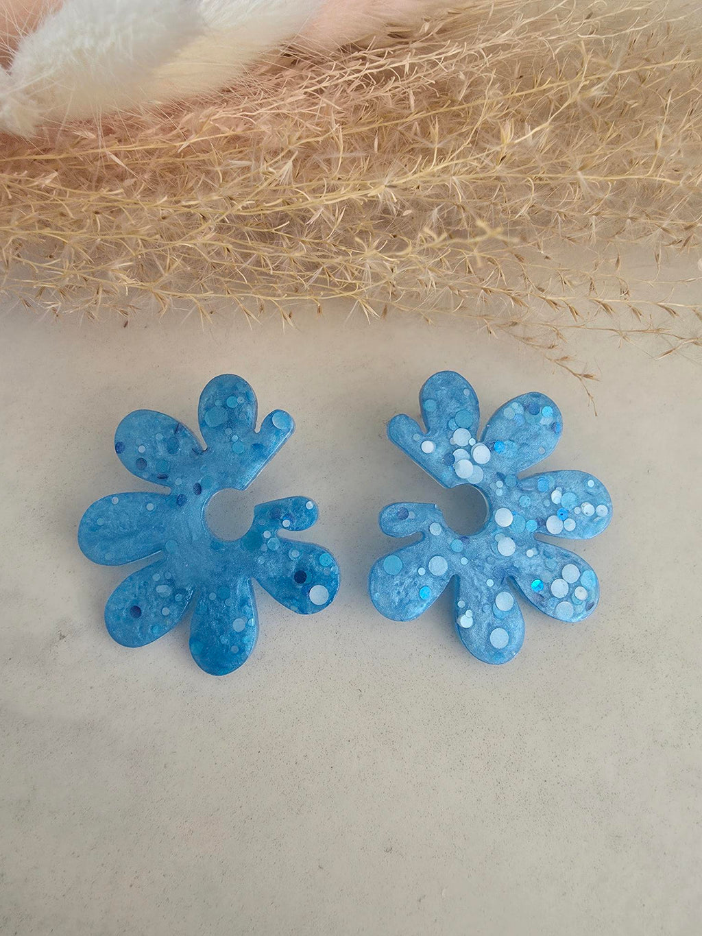 Boucles d'oreilles puces fleurs résine bleu – Confettis & Paillettes