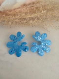 Boucles d'oreilles puces fleurs résine bleu – Confettis & Paillettes