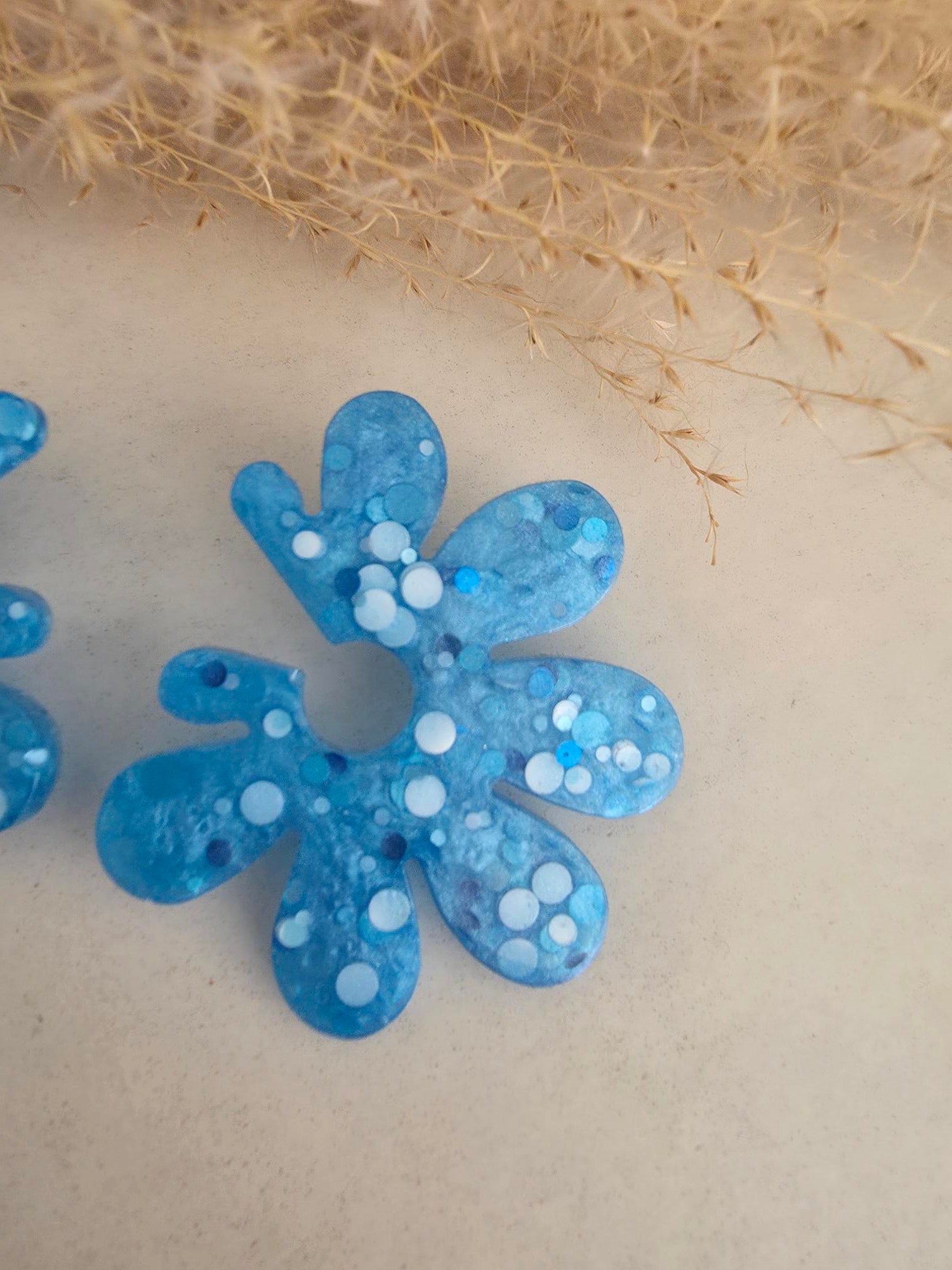 Boucles d'oreilles puces fleurs résine bleu – Confettis & Paillettes