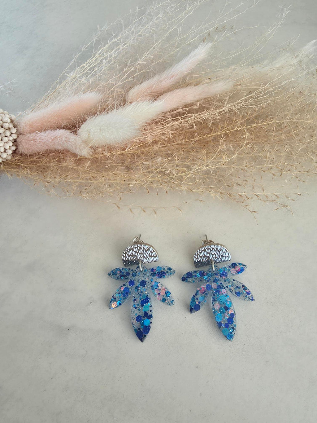 Boucles d'oreilles feuilles résine paillettes bleu – Puce demi-lune argentée