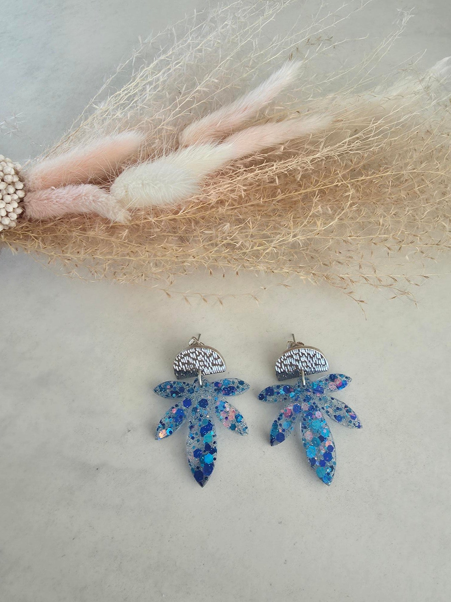 Boucles d'oreilles feuilles résine paillettes bleu – Puce demi-lune argentée