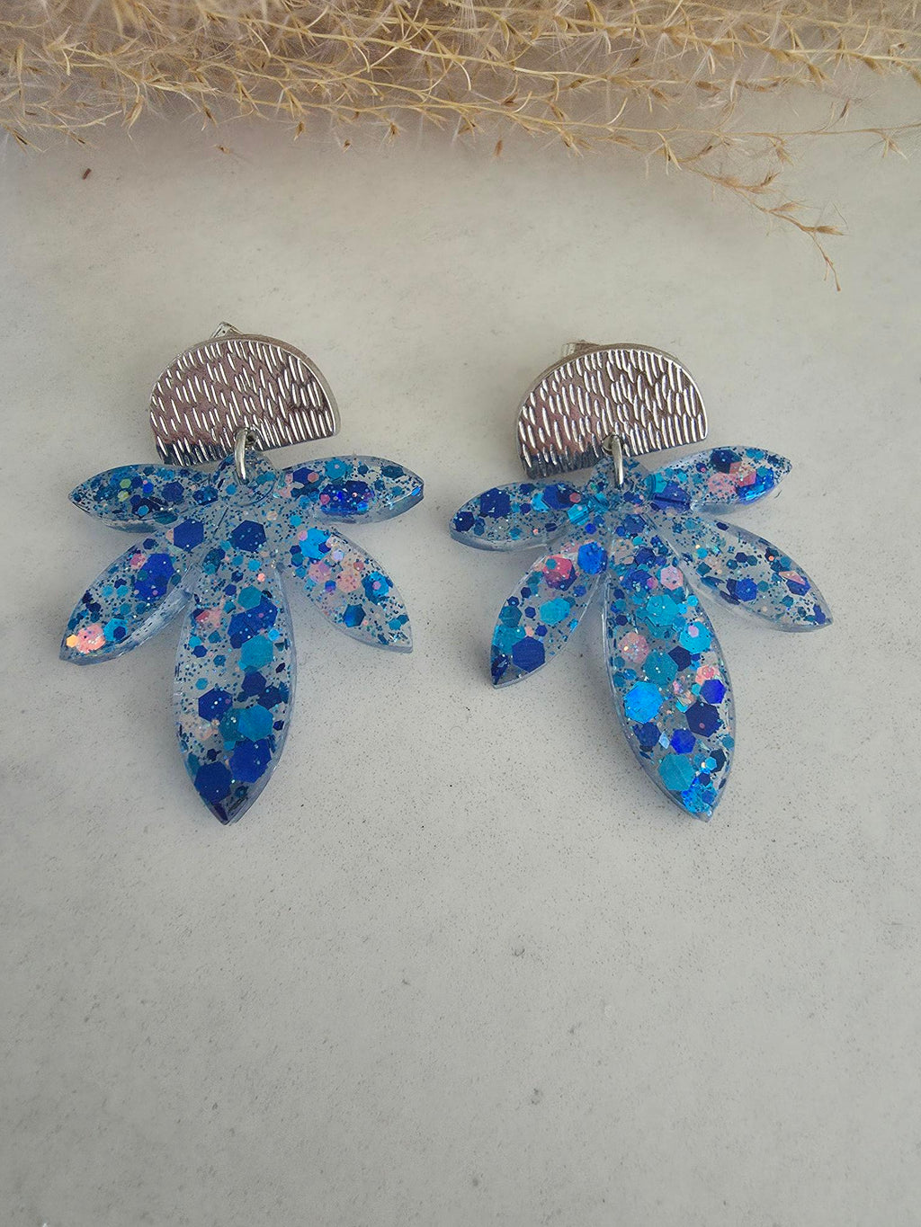 Boucles d'oreilles feuilles résine paillettes bleu – Puce demi-lune argentée