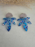 Boucles d'oreilles feuilles résine paillettes bleu – Puce demi-lune argentée