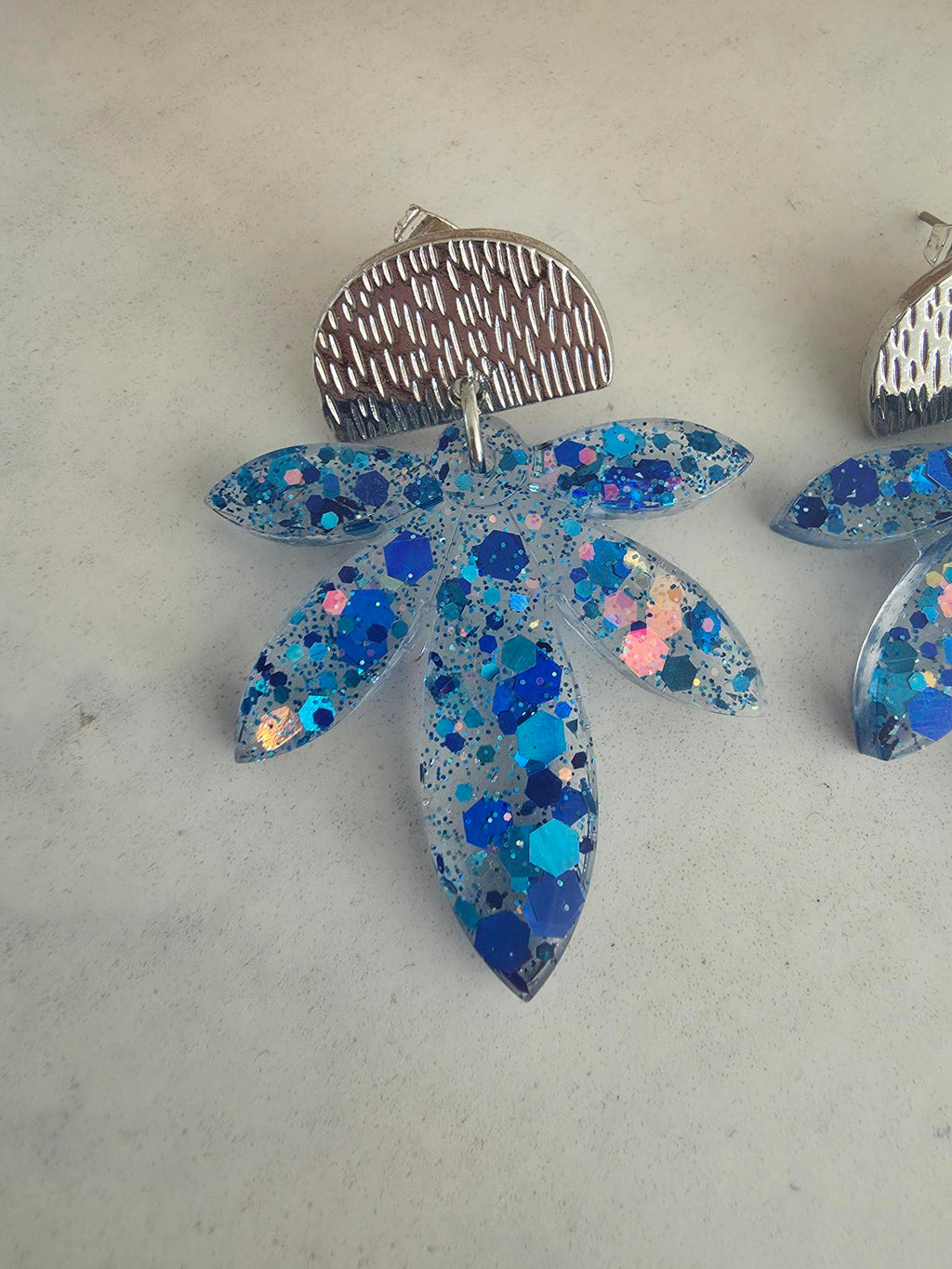 Boucles d'oreilles feuilles résine paillettes bleu – Puce demi-lune argentée
