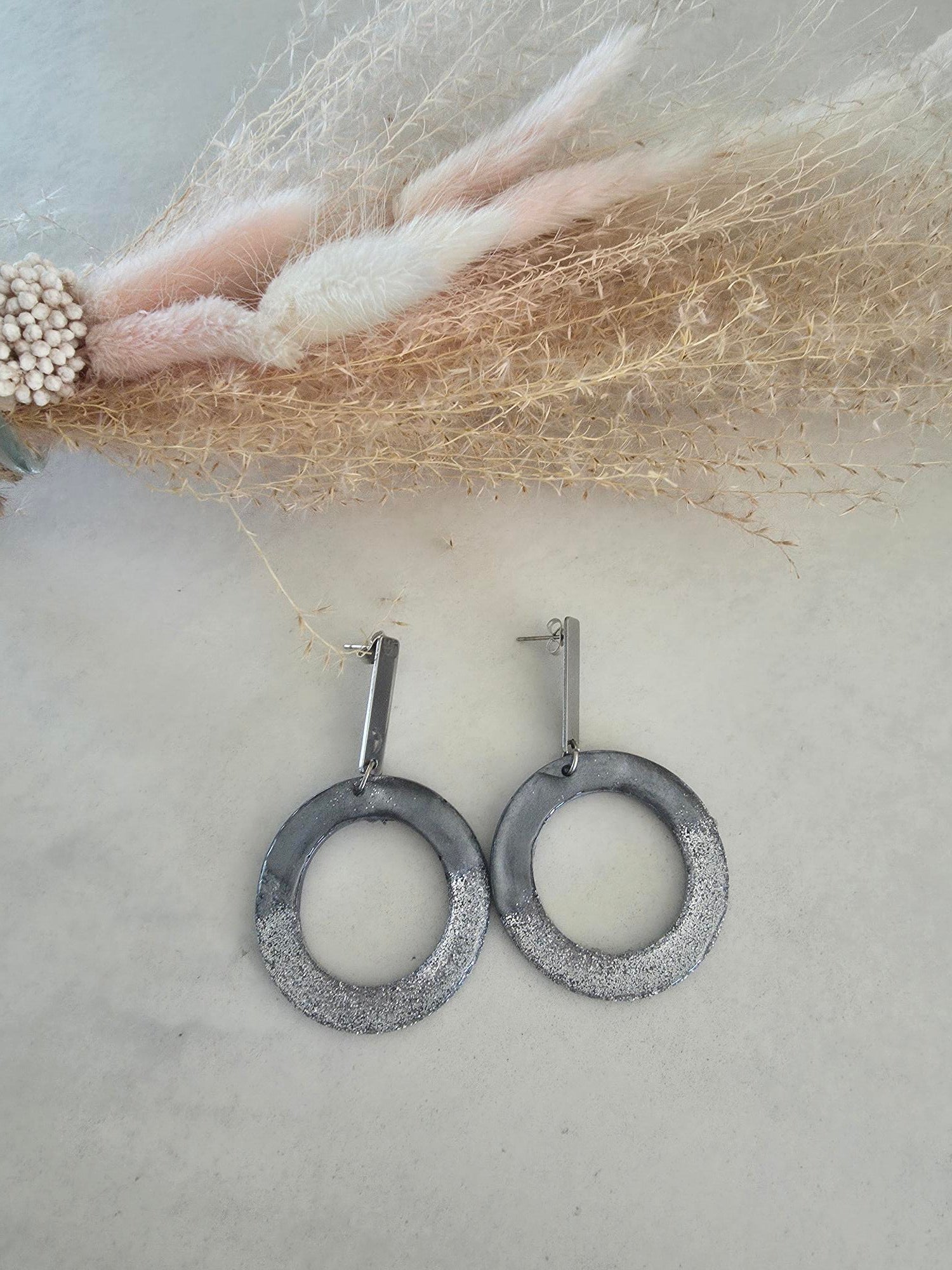 Boucles d'oreilles anneaux résine gris & paillettes argentées – Barre acier inoxydable