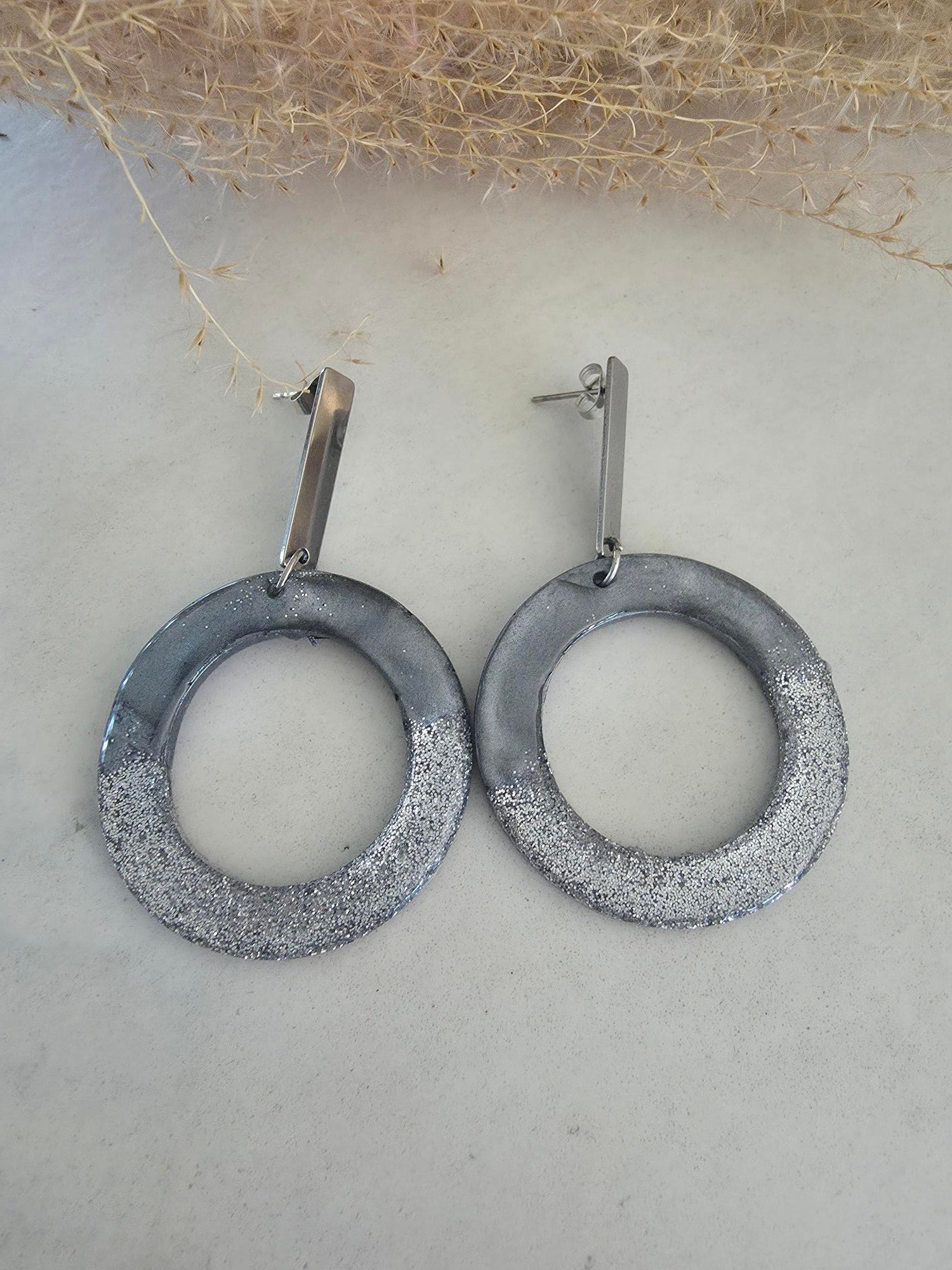 Boucles d'oreilles anneaux résine gris & paillettes argentées – Barre acier inoxydable