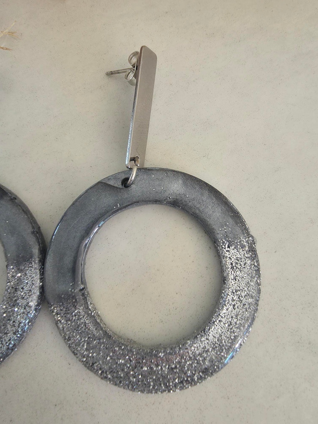 Boucles d'oreilles anneaux résine gris & paillettes argentées – Barre acier inoxydable